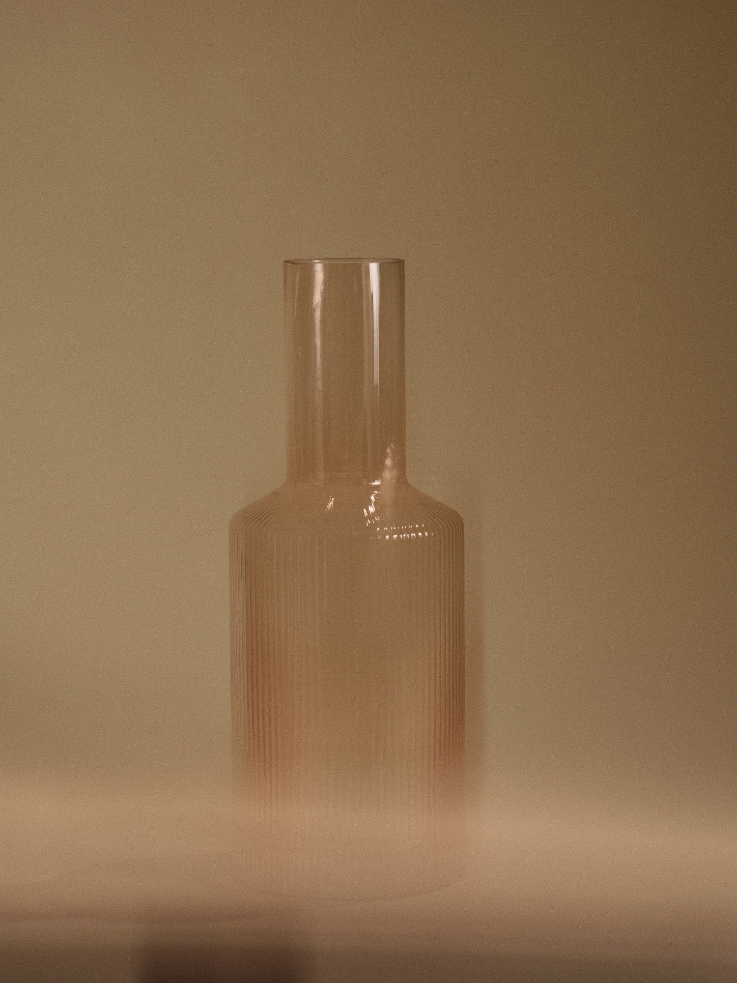 Ferm-Living-Ripple-Carafe-Blush-miljo-1