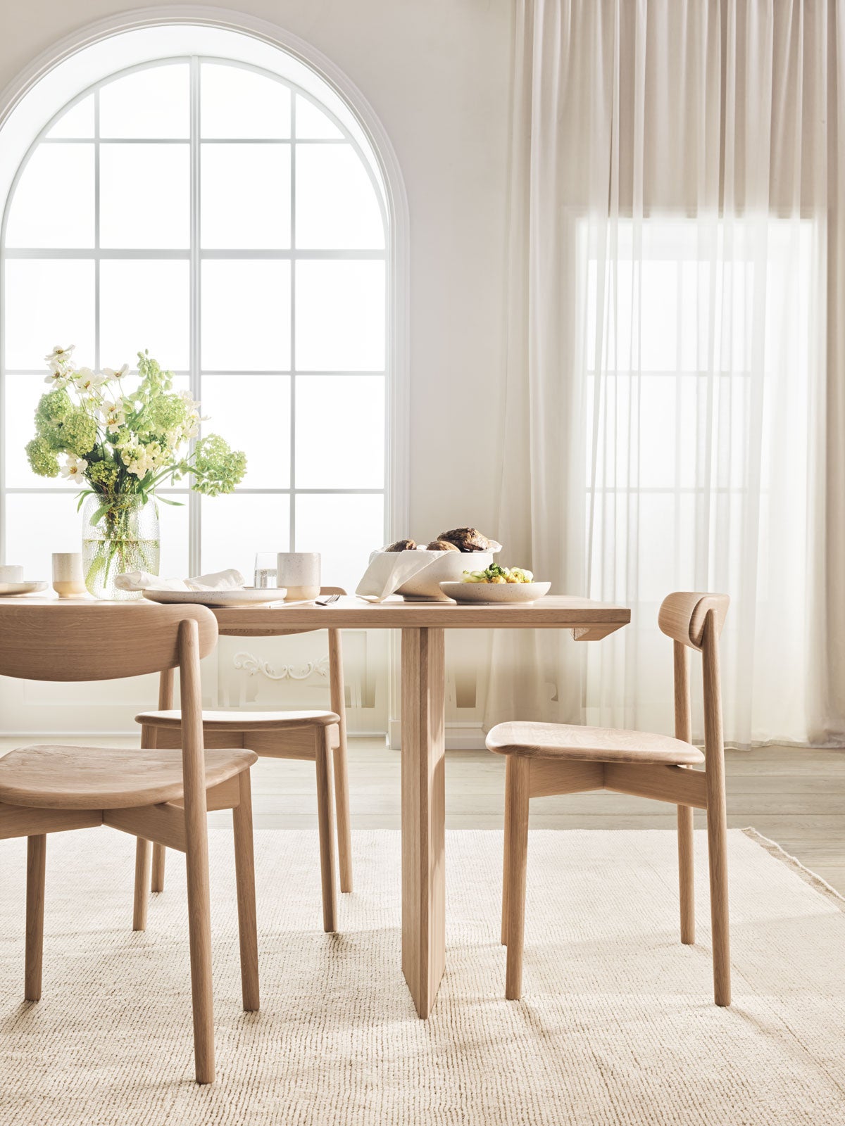 Bolia-Merge-Dining-Chair-White-Pigmented-Oak-Lifestyle